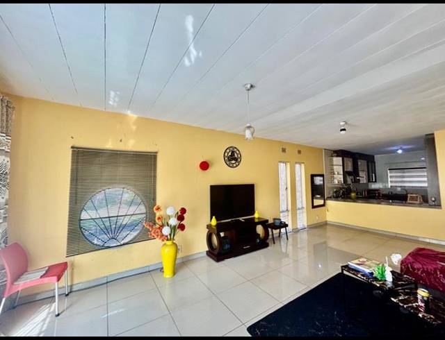 2 BEDROOM APARTMENT FOR SALE IN VANDERBIJLPARK CW 3